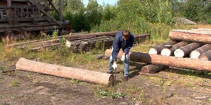 Перемещение бревен вручную своими руками, тележкой, приспособления